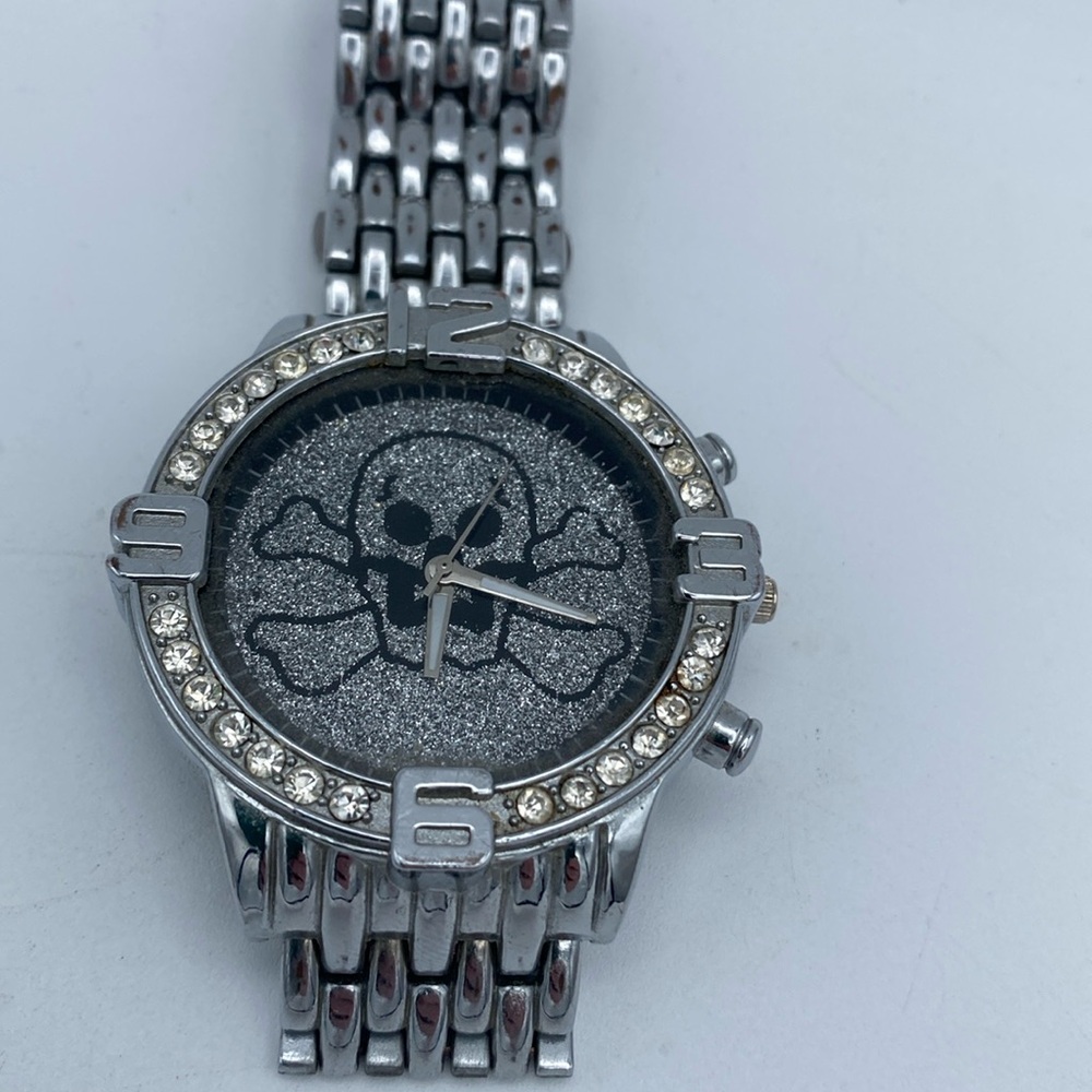 Men’s skull & crossbones bling large face wristwatch stainless steel back& band